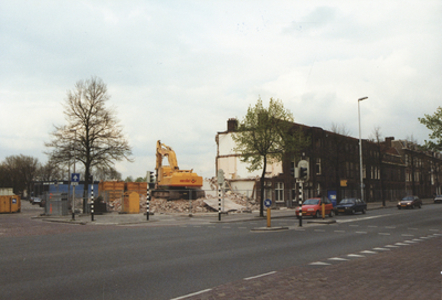 605924 Afbeelding van de sloop van de huizen Vleutenseweg 339 -lager te Utrecht, met links de ingang van de Busken ...